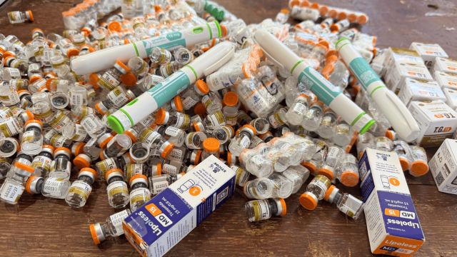 Imagem referente a notícia: Ônibus na BR-277 é flagrado com medicamentos emagrecedores escondidos e apreensão passa de R$ 1,2 milhão