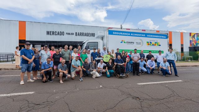 Itaipu entrega veículo e equipamentos a cooperativa que abastece 150 escolas de Foz do Iguaçu
