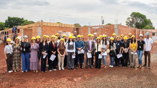 Representantes federais visitam obra da Casa da Mulher Brasileira, em Foz do Iguaçu