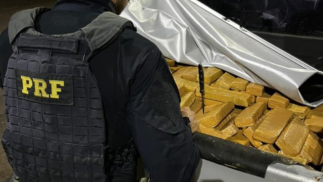 PRF intercepta caminhonete com quase 350 quilos de droga na BR-277 e prende motorista que levaria carga para Cascavel