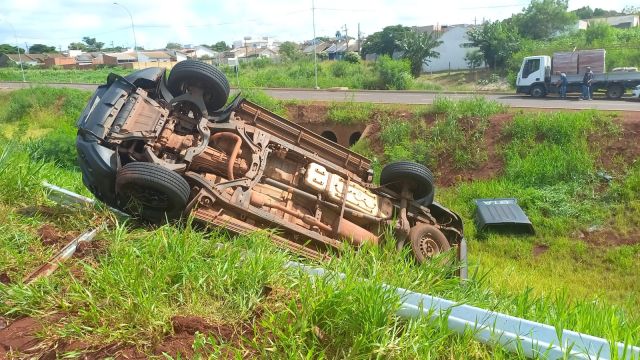Viatura da Guarda Municipal capota durante atendimento a roubo em Foz do Iguaçu